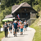 Pohod Od gorce do gorce 2024: Pohodniki iz vse Slovenije uživali ob dobri hrani, žlahtni kapljici in toplem vremenu (foto, video)