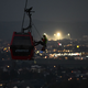 FOTO in VIDEO: Gondola stoji, tam polno reševalcev