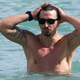 FOTO: Zlatan na plaži navdušil z mišicami in nogometnim znanjem, toda ali ste že videli njegovo ženo?! (Stara je 53 let!)