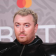 Sam Smith šokiral na rdeči preprogi: "Oblečen je za pogreb kitajskega vohunskega balona" (FOTO)