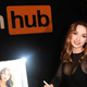 Pornografska stran Pornhub objavila pregled leta – tradicionalne žene, seks v pisarni in Angela White