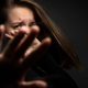 Skupina mladostnikov v javno stranišče zvlekla 13-letnico in jo pred očmi njenega fanta spolno zlorabila