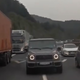 Nesprejemljivo početje tujega voznika, ki je brezbrižno izkoriščal reševalni pas na slovenski avtocesti (VIDEO)
