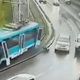 Srhljiv prizor, ki ni za vsakogar: huda prometna nesreča, ljudje popadali skozi okna, na koncu pa še ... (VIDEO)