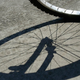 V prometni nesreči huje poškodovan kolesar: povzročitelj storil nezaslišano dejanje