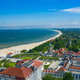 Peščene plaže poleti polne ljudi, nočitev v hotelu pa v povprečju stane 60 evrov