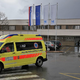 Zaradi širjenja covida-19 slovenska bolnišnica na nekaterih oddelkih prepovedala obiske