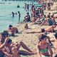 Nostalgična fotografija s plaže v bivši Jugoslaviji je pravi hit: vsi opazili samo eno stvar ...