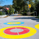 Za varnost otrok: Tako kreativno so v Višnji Gori pobarvali prometno signalizacijo