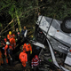 FOTO: Avtobus z otroci, učitelji in starši zgrmel v prepad