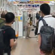 VIDEO: Po vlaku opletal z nožem, štiri ljudi spravil v bolnišnico