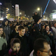 (Foto in video) Kaos v Novem Sadu: Protestniki razbili okna mestne hiše, metali bakle, policija uporabila solzivec