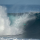 Češki turist umrl po padcu v morje med fotografiranjem ogromnih valov