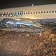 Video: Boeing 737 pred letom zdrsnil s steze, poškodovanih 10 ljudi, 4 huje