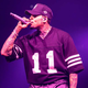 Pevec Chris Brown obtičal v zraku med koncertom
