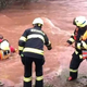 (Video) Najstniki so se sredi deroče reke z zadnjimi moči držali za veje