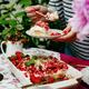 Bele biskvitne kocke z bezgovo kremo in jagodami (VIDEO)