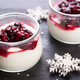 Vaniljeva panna cotta z gozdnimi sadeži