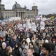 Scholz množične proteste proti skrajni desnici v Nemčiji označil za močno podporo demokraciji, v Berlinu več kot 150.000 ljudi