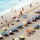 V Grčiji z droni in aplikacijo nad nelegalno postavljene ležalnike na plaži