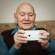 "Smo stari, ne pa idioti": sporočajo starejši uporabniki tehnologije