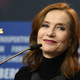 Častni zlati medved za "brezkompromisno umetnico" Isabelle Huppert