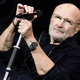 Phil Collins bobnarsko palico težko drži v roki