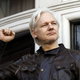 Julian Assange bo na poroki v zaporu nosil kilt Vivienne Westwood