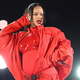 Rihanna med polčasom Super Bowla razkrila, da je znova noseča