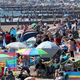 Vojno stanje na plažah - turisti se borijo za vsak ležalnik