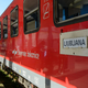 Vlak iz Ljubljane do Sežane za pet ur obstal na viaduktu. Mes: Potnikom se bomo oddolžili.