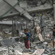 Izrael nadaljuje z bombardiranjem Gaze. Biden razmišlja o novi pošiljki orožja.