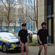 Bilo bi smešno, če bi bila prvoaprilska šala. Bavarski policisti primorani "spustiti hlače"