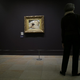 Umetnica je z geslom JazTudi popisala Courbetovo sliko Izvor sveta. Policija je aretirala dve osebi.
