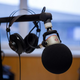 Vse več ljudi posluša radio: radijski programi aprila z rekordnim skupnim dnevnim dosegom