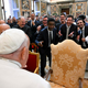 Papež se šalil s komedijanti: "Ali se lahko smejimo tudi Bogu? Seveda, to ni bogokletje."