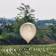 Južna Koreja na severnokorejske balone s smetmi odgovarja s propagando iz megazvočnikov ob meji