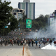 Izgredi v Nairobiju. Protestniki vdrli v parlament, ubitih najmanj pet ljudi.