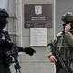 Policist pred izraelskim veleposlaništvom v Beogradu ubil napadalca z nožem