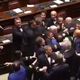 Množičen pretep v parlamentu: poslanca odnesli na nosilih #video