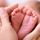 Delež priznanj očetovstva pred rojstvom otroka lani največji doslej