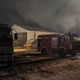 Med gašenjem požara v šotoru omagala dva gasilca, nastalo za 300 tisoč evrov škode