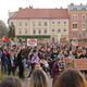 PROTESTI OB DNEVU ŽENSK: Zahteve po višjih plačah in boljših pogojih v feminiziranih poklicih (FOTO)