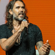 Russell Brand obtožen posilstva