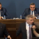 Kaos v parlamentu: poslanca udaril v glavo, takoj sledil velik pretep (VIDEO)