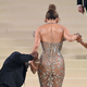 J.Lo v prozorni obleki poudarila vse svoje atribute! Prekrila je le ... (FOTO)