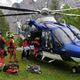 Gorski reševalci s helikopterjem po poškodovana pohodnika