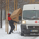 Logistična podjetja v času koronavirusa beležijo velike dobičke, a tega delavci ne bodo občutili