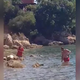 (VIDEO) Rab: Moški si je na znani plaži prisvojil del morja, nedavno turista napadel z lopato