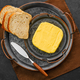 Stara mastna dilema: Margarina ali maslo? Njun vpliv na naše zdravje ni zanemarljiv